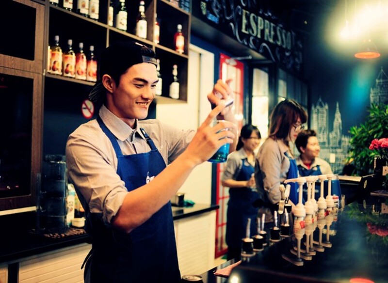 Đồng phục pha chế theo bộ nhận diện thương hiệu của quán giúp khách hàng chú ý nhiều hơn