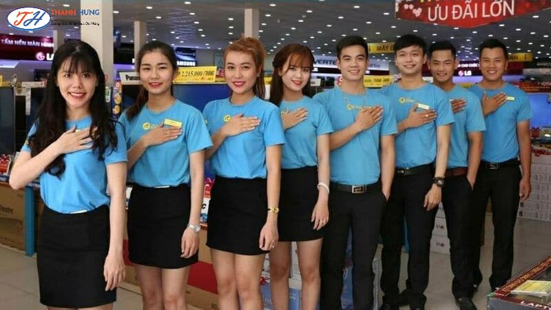 Mẫu áo thun màu xanh cho nhân viên bán hàng dễ nhận biết
