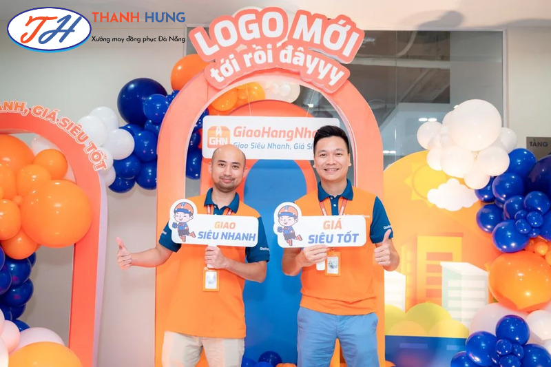 Đồng phục màu cam giúp thương hiểu nổi bật và khách hàng dễ ghi nhớ