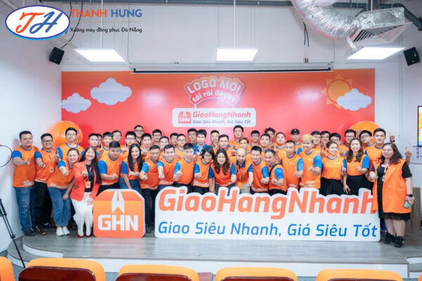 Đồng phục giao hàng nhanh có màu sắc chủ đạo là cam và canh dương