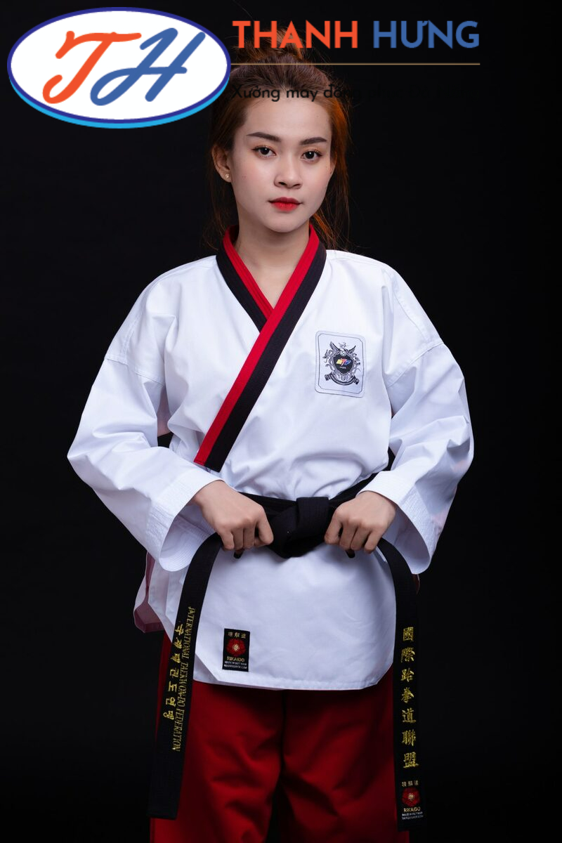 Phần áo Taekwondo thường được thiết kế chui đầu, cổ chữ V