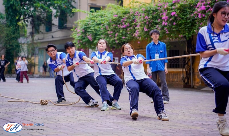 Áo thun và quần thể thao USSH được thể kế gam màu trắng xanh
