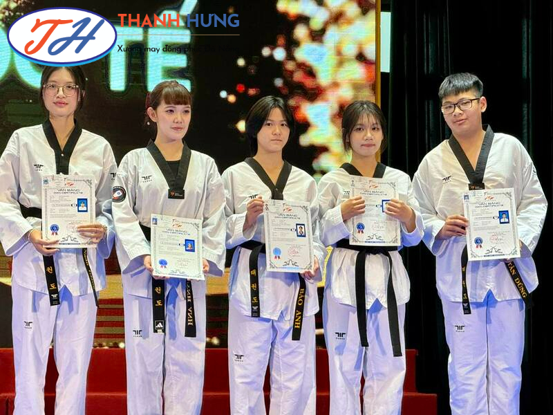 Chiếc đai là một dải vải dài, được thắt gọn gàng quanh eo