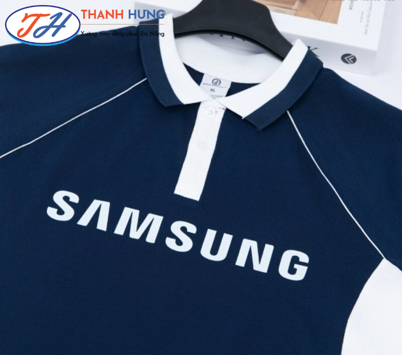 Logo Samsung được in sắc nét trên áo