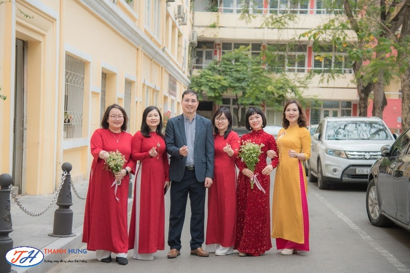 Thầy cô chụp ảnh áo dài chào đón năm mới