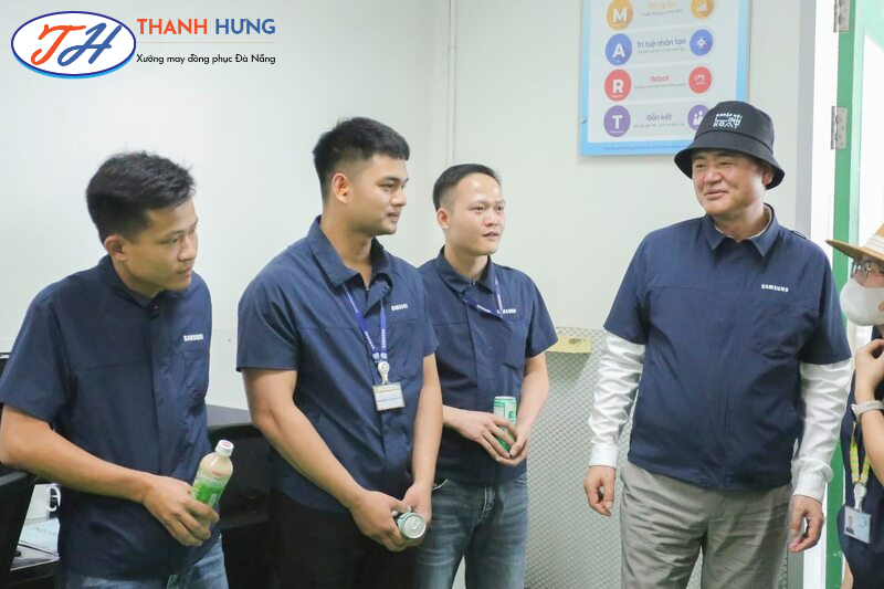 Mọi nhân viên Samsung, từ cấp lãnh đạo đến nhân viên đều có mẫu đồng phục phù hợp