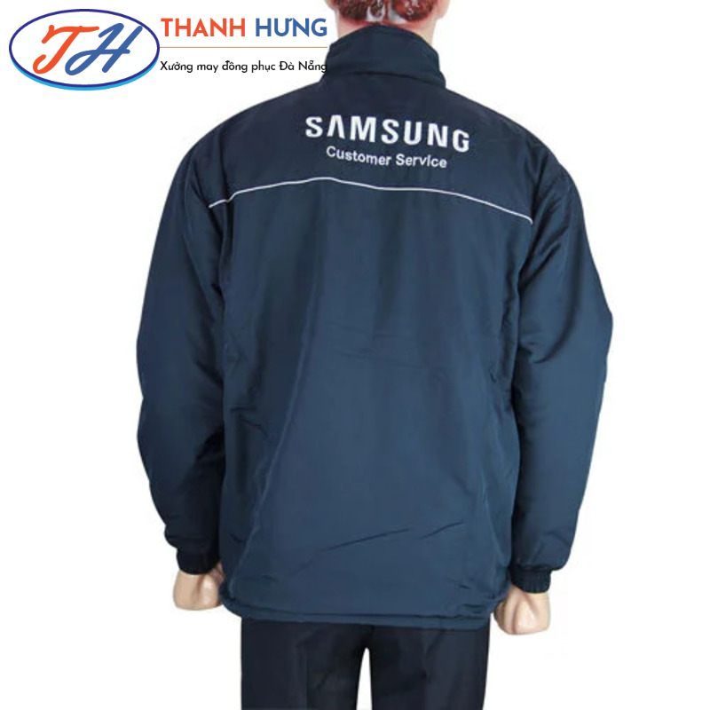 Mặt sau áo khoác có in logo to của công ty SamSung