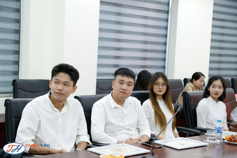 Mấu áo sơ mi sinh viên USSH thường mang khi có sự kiện quan trọng