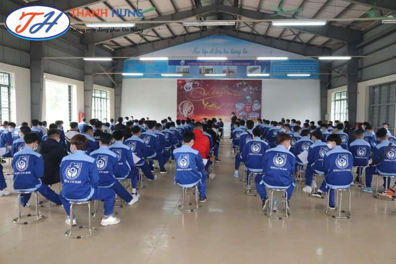 Phía sau đồng phục khoa cơ khí UNETI
