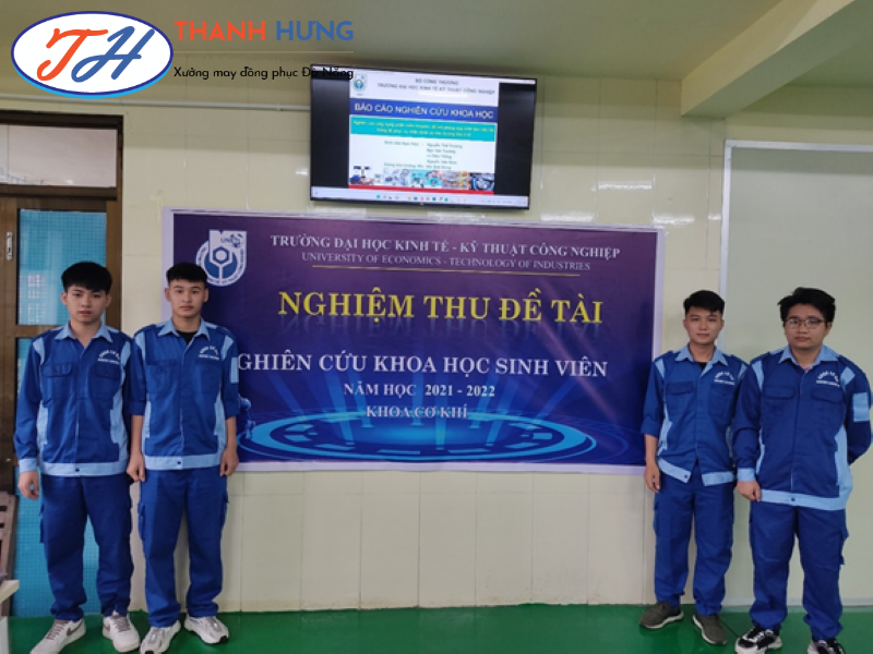 Sinh viên khoa Cơ khí mặc đồng phục màu xanh dương đậm