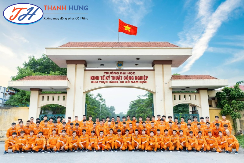 Sinh viên khoa Điện nổi bật với đồng phục màu cam chủ đạo