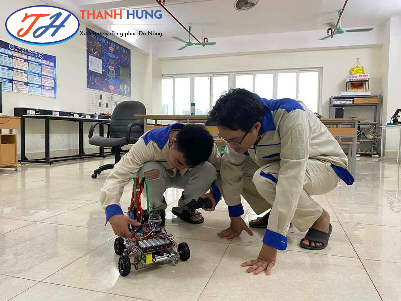 Đồng phục của khoa Điện tử và Kỹ thuật máy tính
