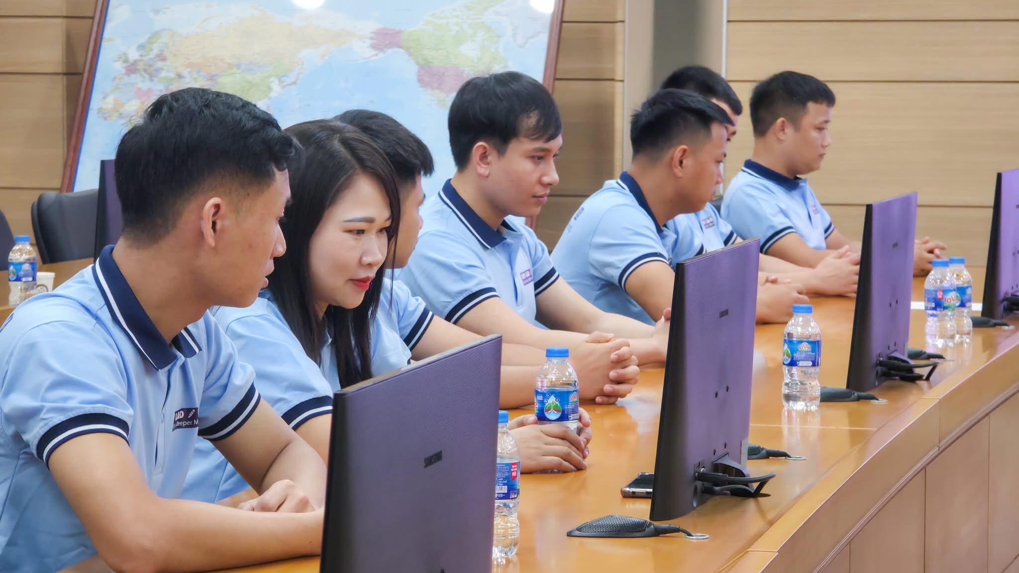Đồng phục khối kỹ thuật SamSung có màu xanh dương nhạt