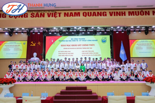 Đồng phục UNETI có màu trắng viền xanh chung của toàn bộ trường
