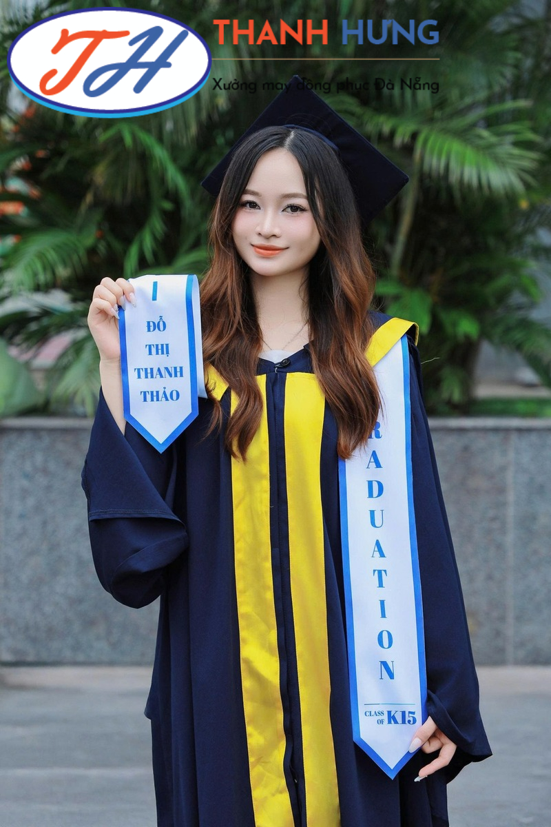 Lễ phục tốt nghiệp UNETI có màu xanh đen chủ đạo, kết hợp viền vàng ánh kim nổi bật