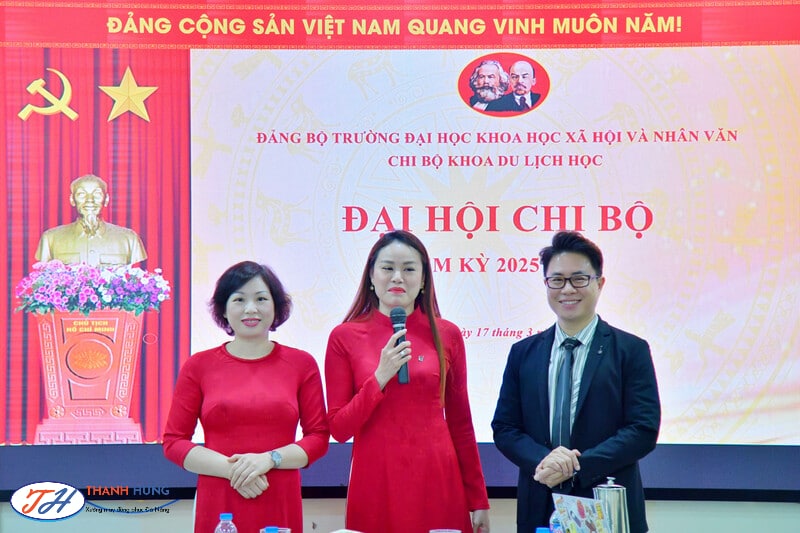 Mẫu áo dài của dảng viên USSH có màu đỏ thiết kế giống áo dài truyền thồng