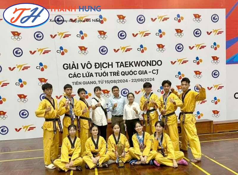 Trang phục thi đấu màu vàng