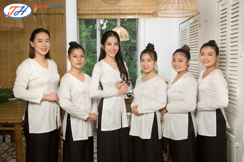 Áo bà ba màu trắng, phối quần đen thanh lịch, nhẹ nhàng