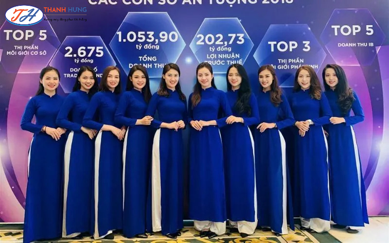 Mẫu áo dài xanh được diện vào sự kiện của công ty