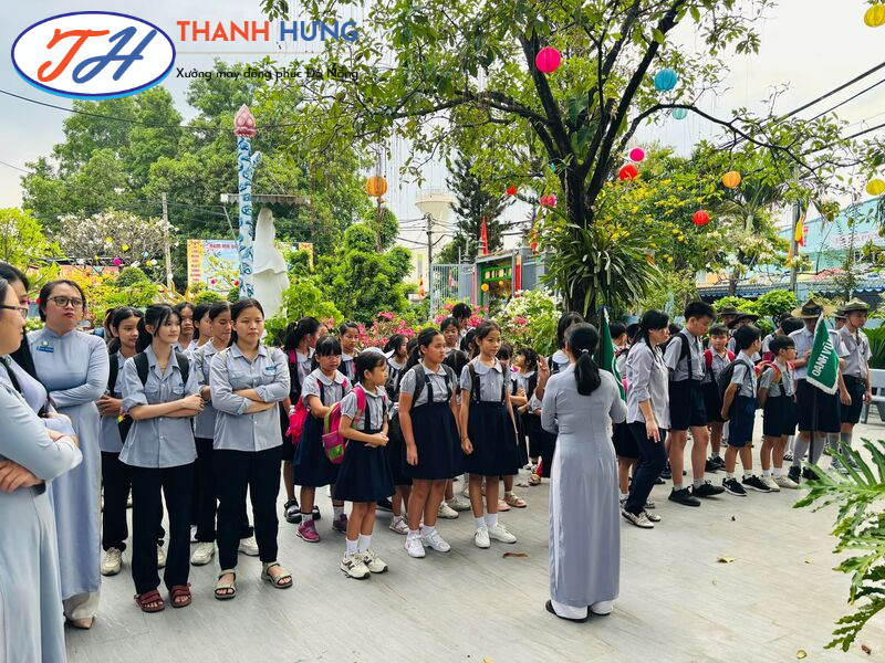 Cảnh gia đình phật tử sinh hoạt khi mang áo đồng phục