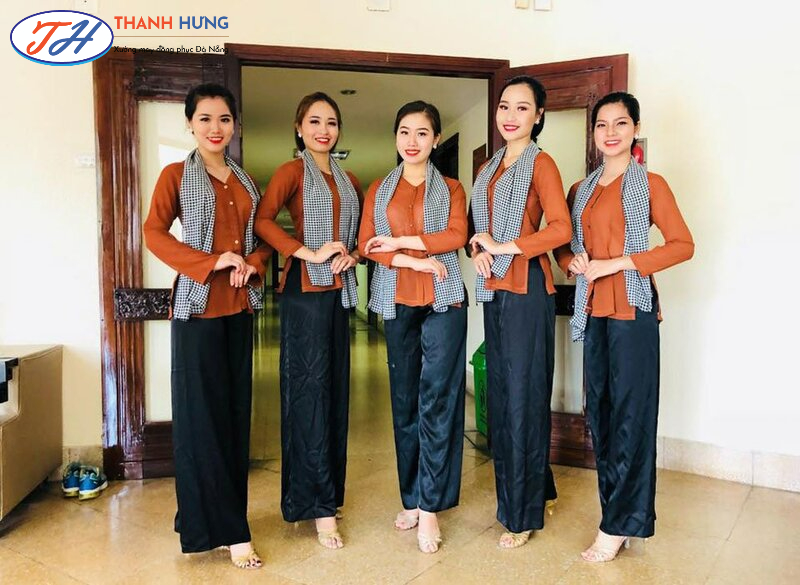 Đòngp phục quán ăn màu nâu kèm phụ kiện khắn cho nhà hàng