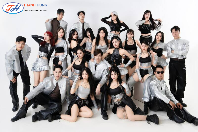 Đồng phục kết hợp với các phụ kiện giúp bộ đồng phuc hoà thiện và có điểm nhấn hơn