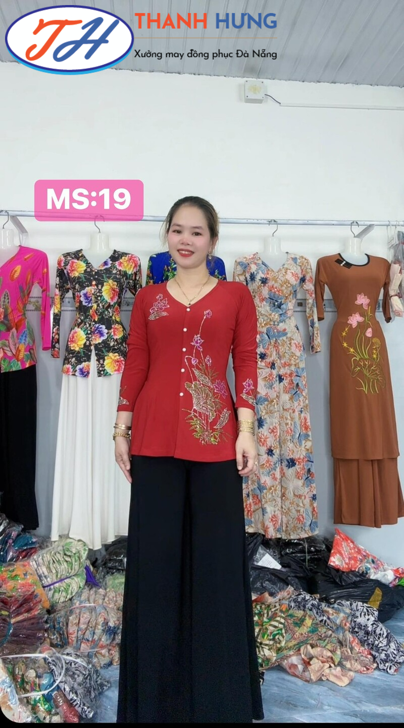 Hoạ tiết áo bà ba thường là các bông hoa, chim, các bướm... tạo điểm nhấn cho bộ trang phục