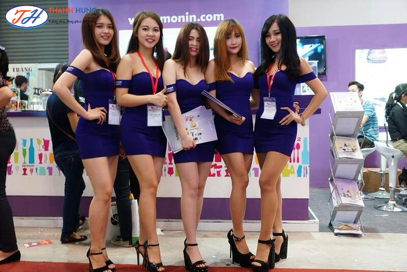 Thiết kế váy ngắn, ôm bó sát xẻ ở vai tạo điểm nhấn thu hút