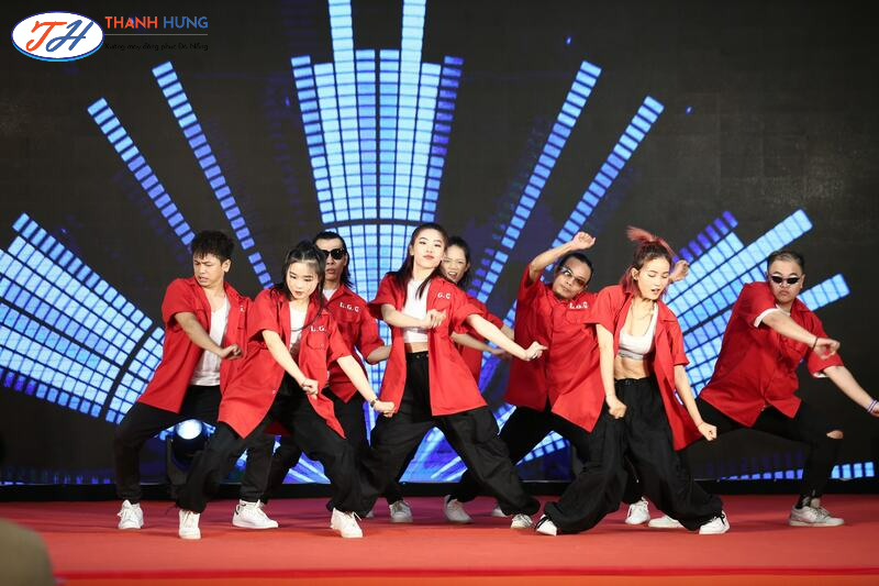Phong cách Hiphop sẽ ưu tiên phong cách rộng rãi, tả tơi tạo sự khác biệt