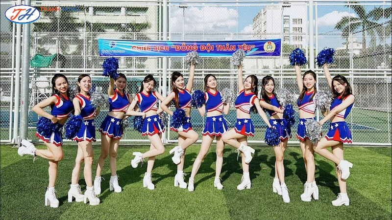 Phong cách K-pop Dance Cover năng động cùng áo croptop và chân váy ngắn