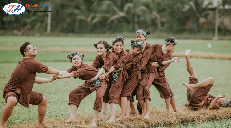 Mẫu đồng phục chụp kỉ yếu đẹp trên cánh đồng tạo cảm giác gần gũi
